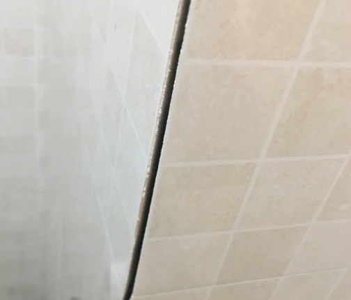 汉台瓷砖空鼓维修公司分享阳台瓷砖脱落的修复过程可以分为以下几个步骤