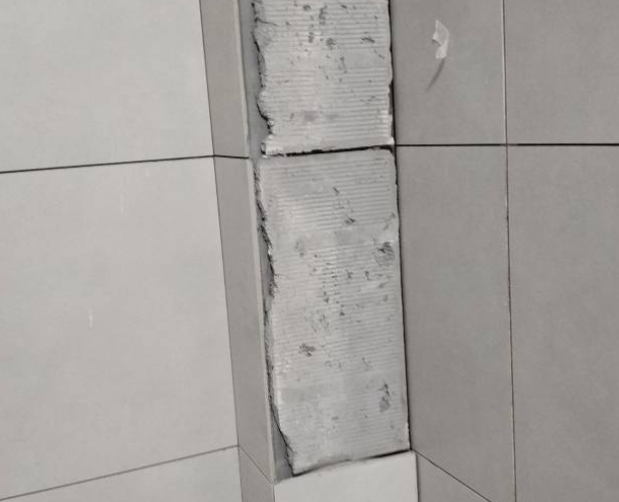 汉台瓷砖空鼓维修公司分享下瓷砖施工前基层浇水润湿程度不足，可能导致以下问题