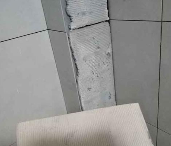 汉台瓷砖空鼓维修公司分享下厨房瓷砖脱落的补救措施。
